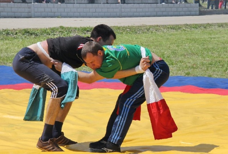 Спорт борьба на полотенцах. Татарская Национальная борьба корэш. Национальная Башкирская борьба куреш. Татарская борьба куреш. Национальная борьба куреш Сабантуй.